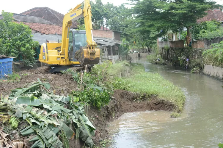 Pemkot Bandar Lampung Kerahkan Alat Berat Normalisasi Sungai di Tanjung Senang