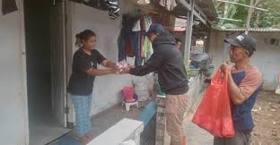 Pemkot Bandar Lampung Bagikan Nasi dan Air Mineral Kepada Korban Banjir