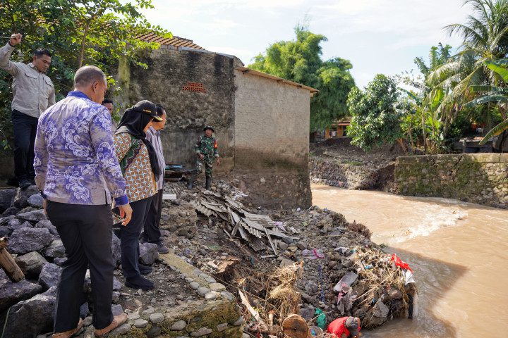 Usai Dari Magelang, Bunda Eva Langsung Salurkan Bantuan dan Tinjau Lokasi Banjir di Teluk Betung Timur