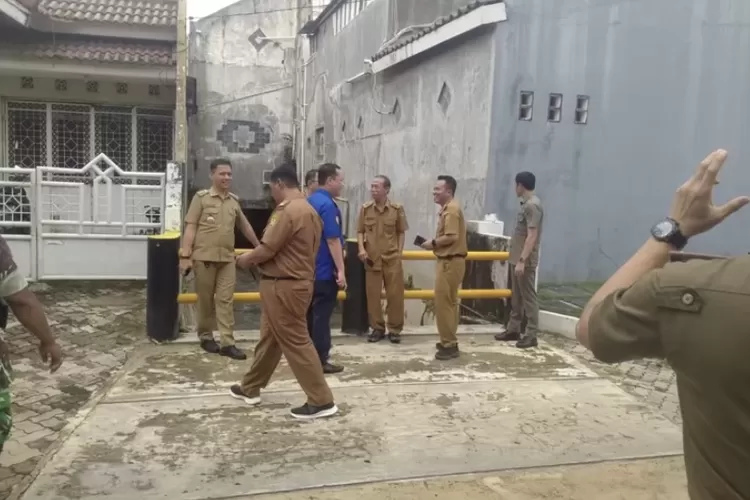 Satgas Pemkot Bandar Lampung Tertibkan Rumah dan Kandang Ayam di Atas Saluran Air