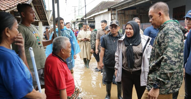 Walikota Eva Dwiana Tinjau Lokasi Banjir di Panjang Utara, Minta Pelindo Buka Drainase yang Ditutup