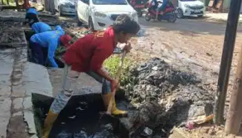 Walikota Eva Dwiana Instruksikan Tim Tanggap Bencana Bersihkan Sampah dan Lumpur di Panjang Utara