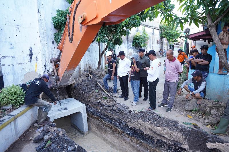 Saluran Air Baru Digarap Pemkot Bandar Lampung di Jalan Bahari Panjang Utara