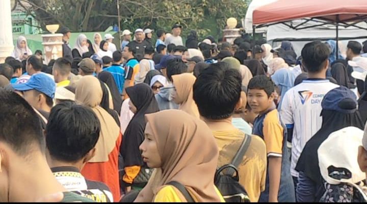 Meriah! Ribuan Peserta Padati Lapangan Samber dalam Jalan Sehat 1 Dasawarsa SMP MuAD Kota Metro