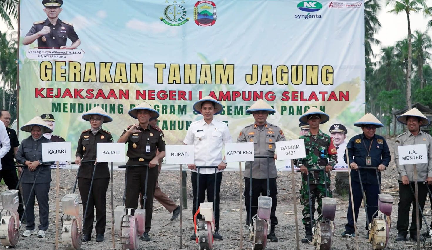 Bupati dan Kajati Lampung Tanam Perdana Jagung di Kalianda