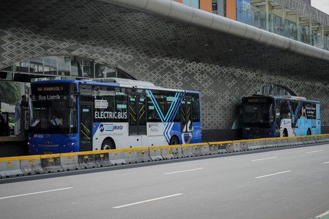 Transjakarta bersiap menjemput penumpang di halte, Jakarta, Senin (18/8/2025). Foto: kumparan