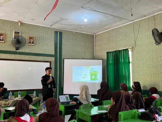 Kolaborasi IKAM Lampura dan Mahasiswa KKN, Siswa MIN 3 Bandar Lampung Diajak Jadi Pelopor Ecomadrasah Lewat Daur Ulang Sampah