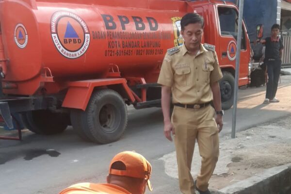 Kemarau Panjang, PDAM Way Rilau Salurkan Air Bersih ke Warga Sukarame 2