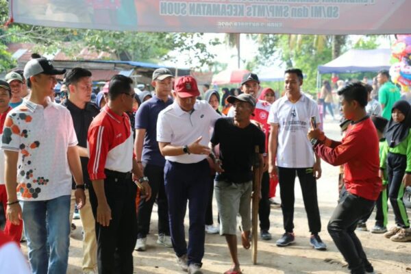 Sucipto, Penyandang Disabilitas Ikut Jalan Sehat HUT ke-35 Lampung Barat, Bupati Parosil Beri Semangat