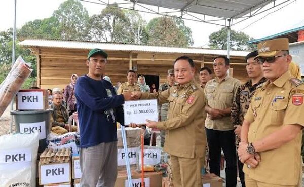 Wabup Lambar Serahkan Rp25 Juta untuk Korban Kebakaran