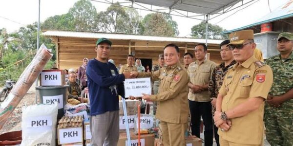Wabup Lambar Serahkan Rp25 Juta untuk Korban Kebakaran